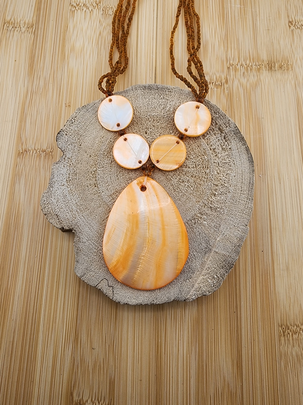 20in Handcrafted Orange Shell Teardrop Pendant Necklace 0559